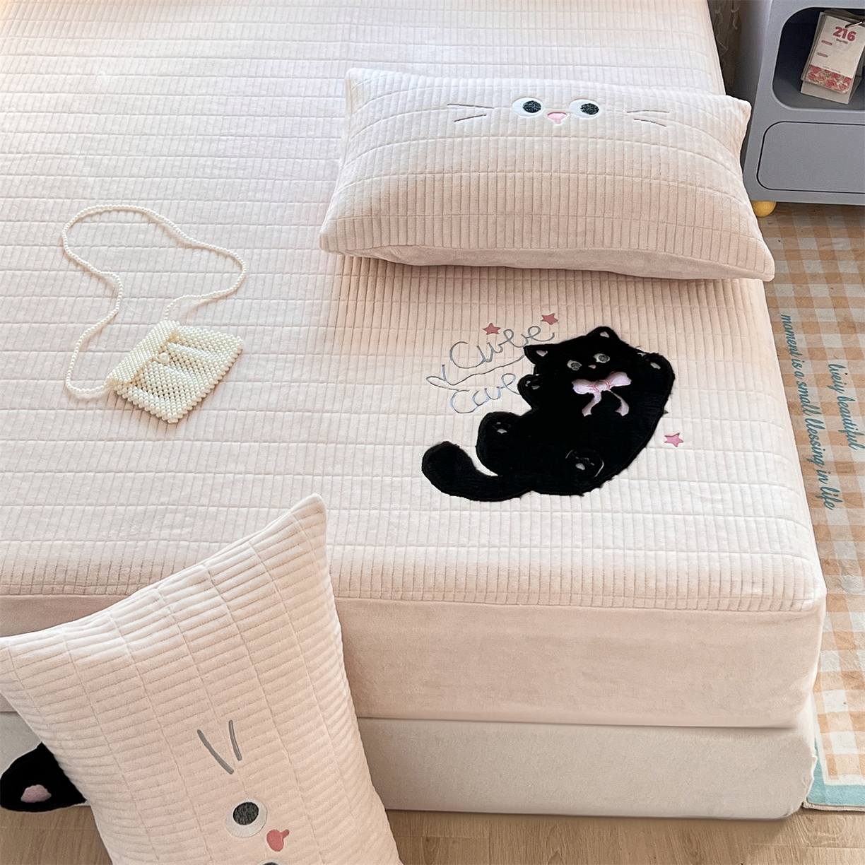 91家纺网 家纺一手货源 找家纺 曼町家居 2025新款秋冬加厚牛奶绒防滑单床笠系列 尤米-蜜桃粉