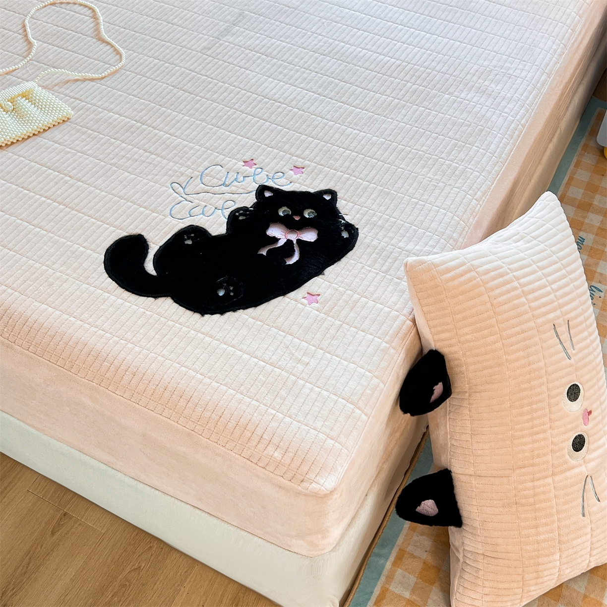 91家纺网 家纺一手货源 找家纺 曼町家居 2025新款秋冬加厚牛奶绒防滑单床笠系列 尤米-蜜桃粉