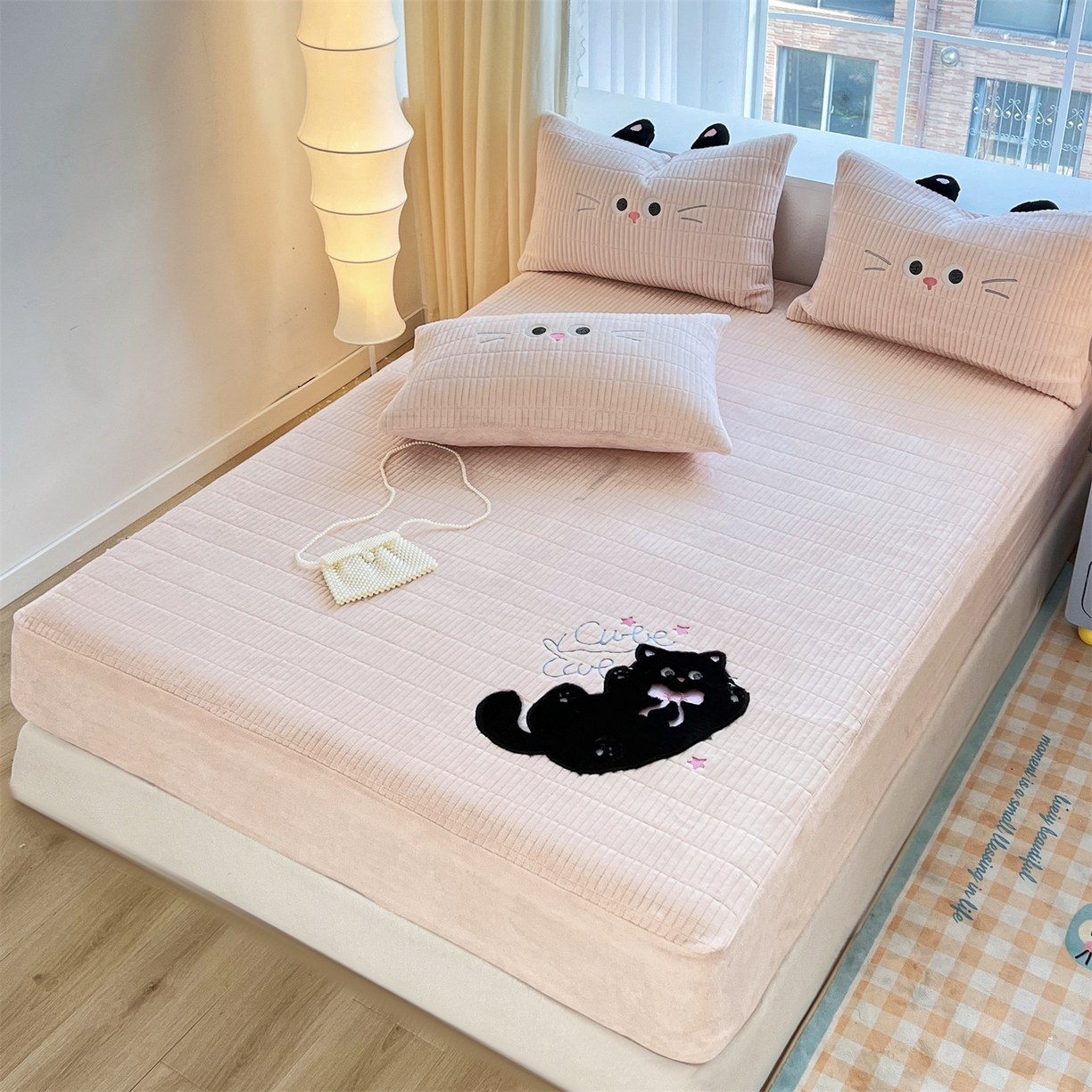 91家纺网 家纺一手货源 找家纺 曼町家居 2025新款秋冬加厚牛奶绒防滑单床笠系列 尤米-蜜桃粉