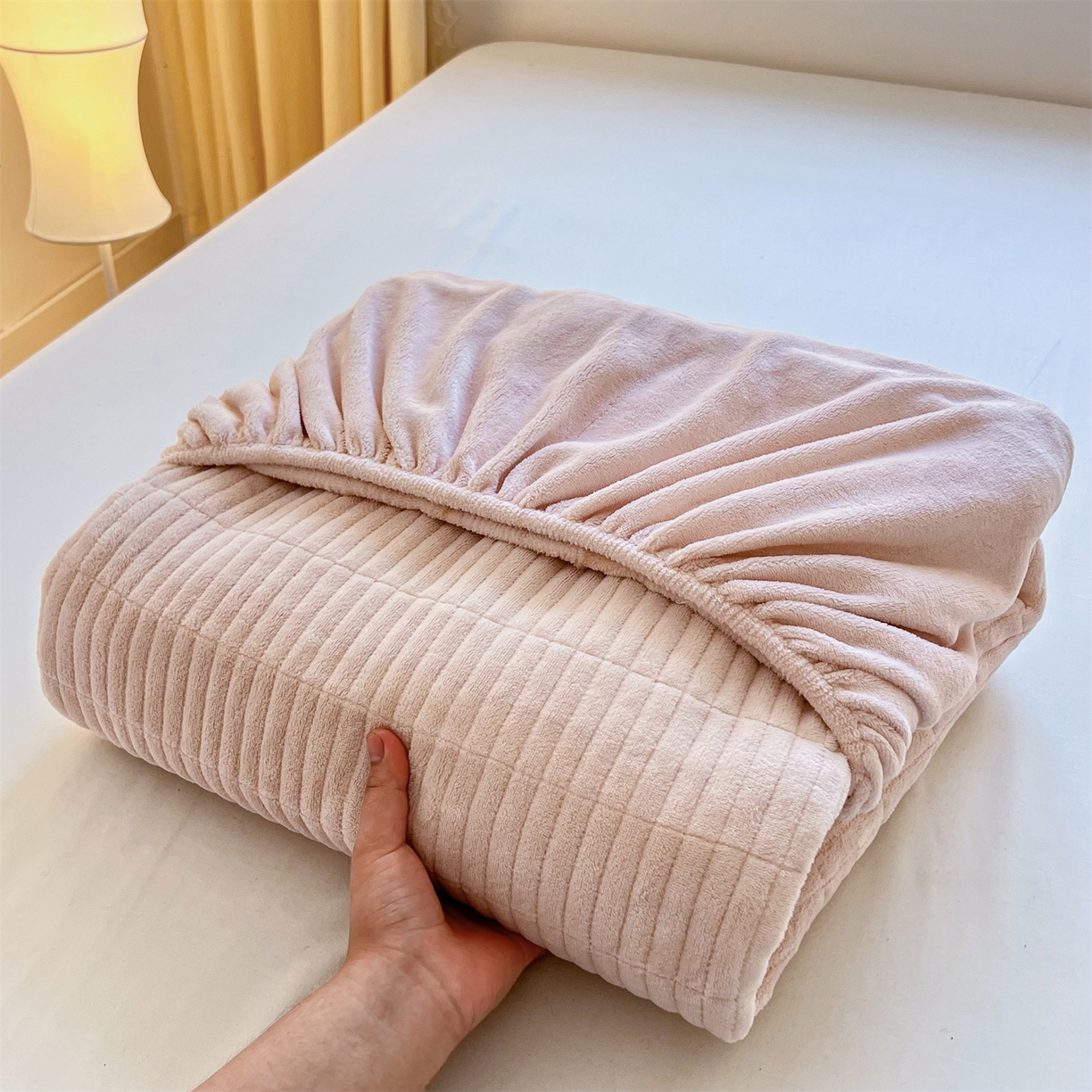 91家纺网 家纺一手货源 找家纺 曼町家居 2025新款秋冬加厚牛奶绒防滑单床笠系列 尤米-蜜桃粉