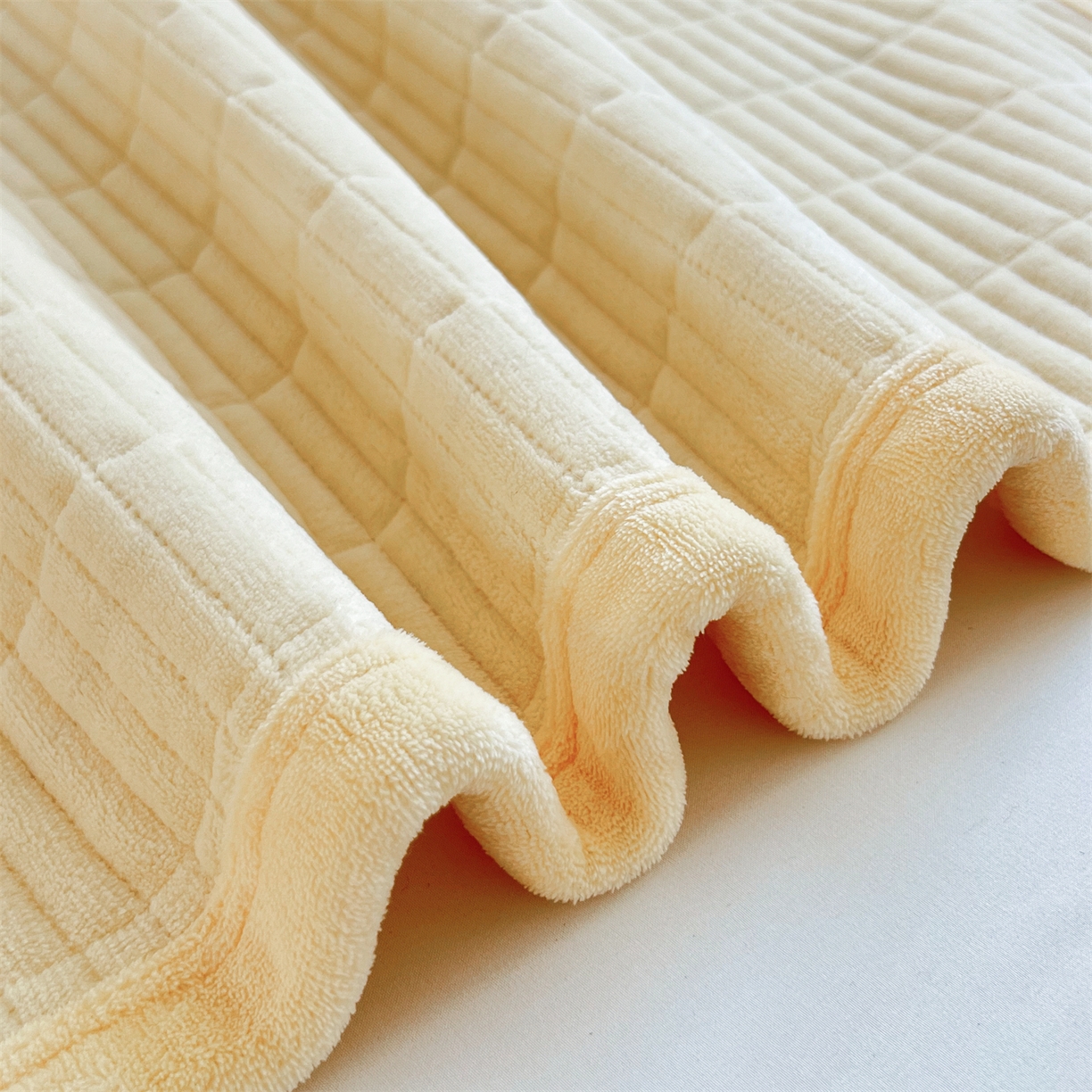 91家纺网 家纺一手货源 找家纺 曼町家居 2025新款秋冬加厚牛奶绒防滑单床盖系列 尤米-芝士黄