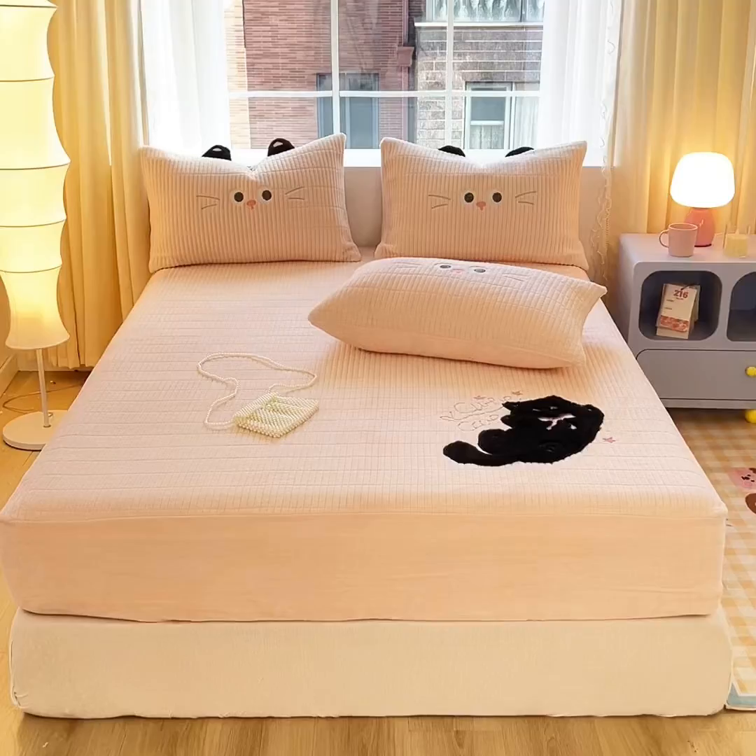 91家纺网 家纺一手货源 找家纺 曼町家居 2025新款秋冬加厚牛奶绒防滑单床笠系列 尤米-蜜桃粉