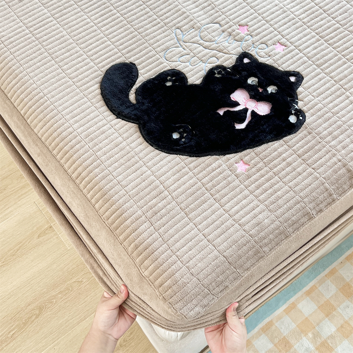 91家纺网 家纺一手货源 找家纺 曼町家居 2025新款秋冬加厚牛奶绒防滑单床笠系列 尤米-奶茶咖