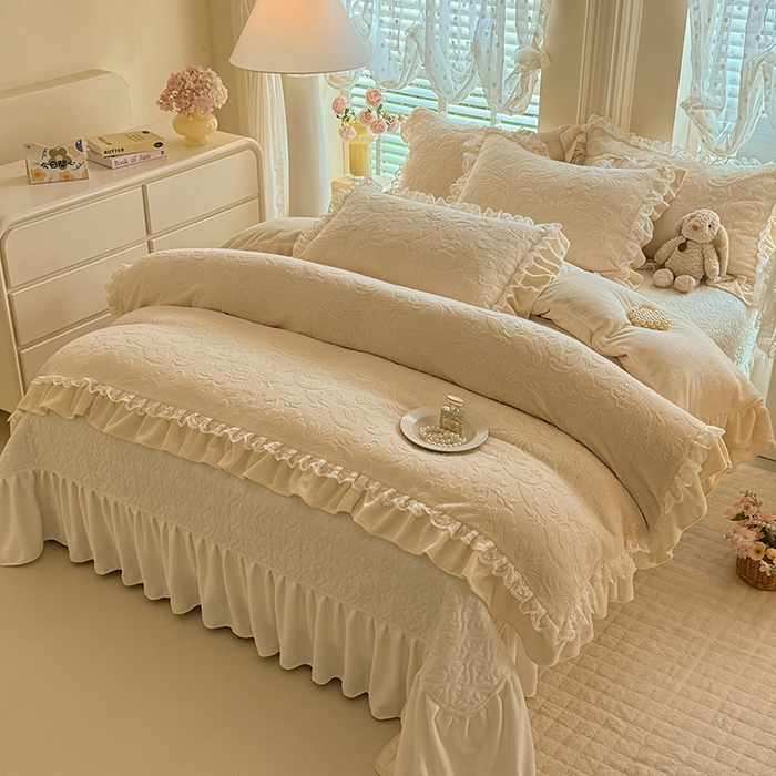 91家纺网 家纺一手货源 找家纺 绒棉世家 2025秋冬新款法式韩版花边款加厚牛奶绒双面宝宝绒四件套 秘密花园-米白