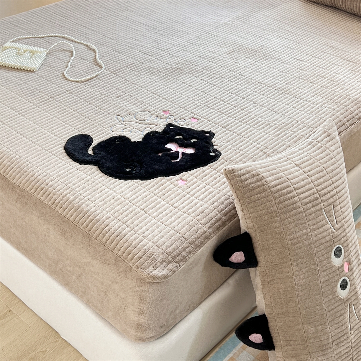 91家纺网 家纺一手货源 找家纺 曼町家居 2025新款秋冬加厚牛奶绒防滑单床笠系列 尤米-奶茶咖