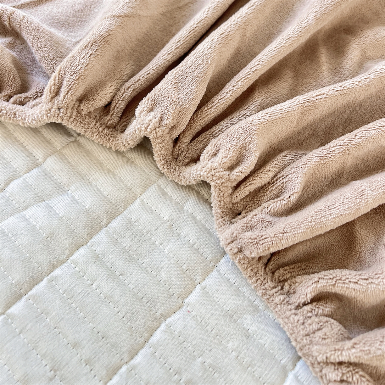 91家纺网 家纺一手货源 找家纺 曼町家居 2025新款秋冬加厚牛奶绒防滑单床笠系列 尤米-奶茶咖