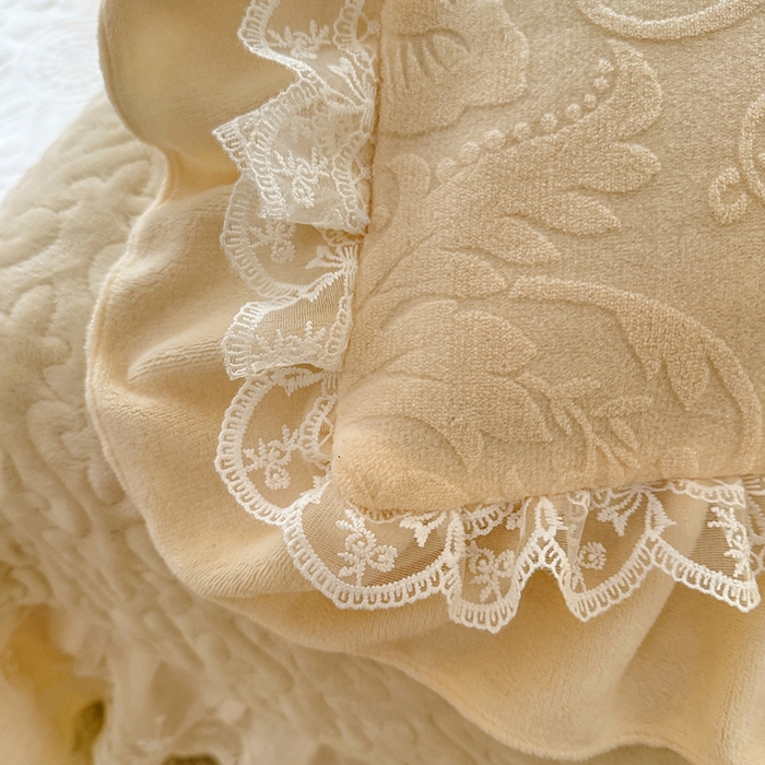 91家纺网 家纺一手货源 找家纺 绒棉世家 2025秋冬新款法式韩版花边款加厚牛奶绒双面宝宝绒四件套 秘密花园-米白