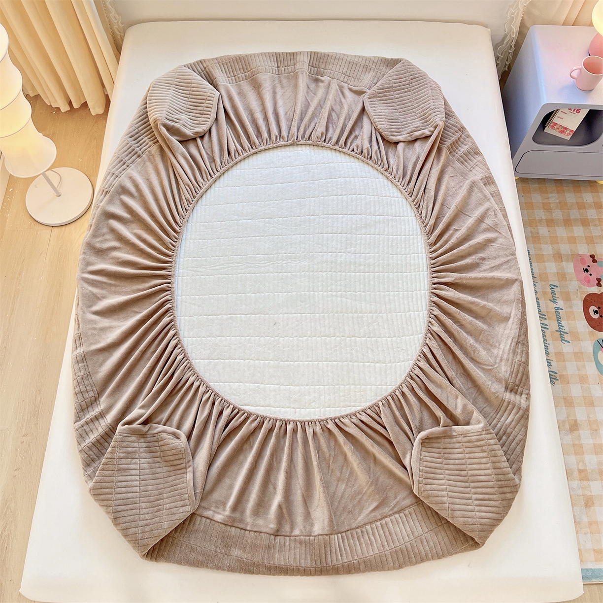 91家纺网 家纺一手货源 找家纺 曼町家居 2025新款秋冬加厚牛奶绒防滑单床笠系列 尤米-奶茶咖