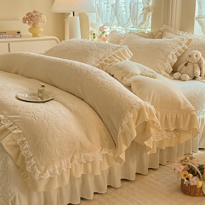 91家纺网 家纺一手货源 找家纺 绒棉世家 2025秋冬新款法式韩版花边款加厚牛奶绒双面宝宝绒四件套 秘密花园-米白