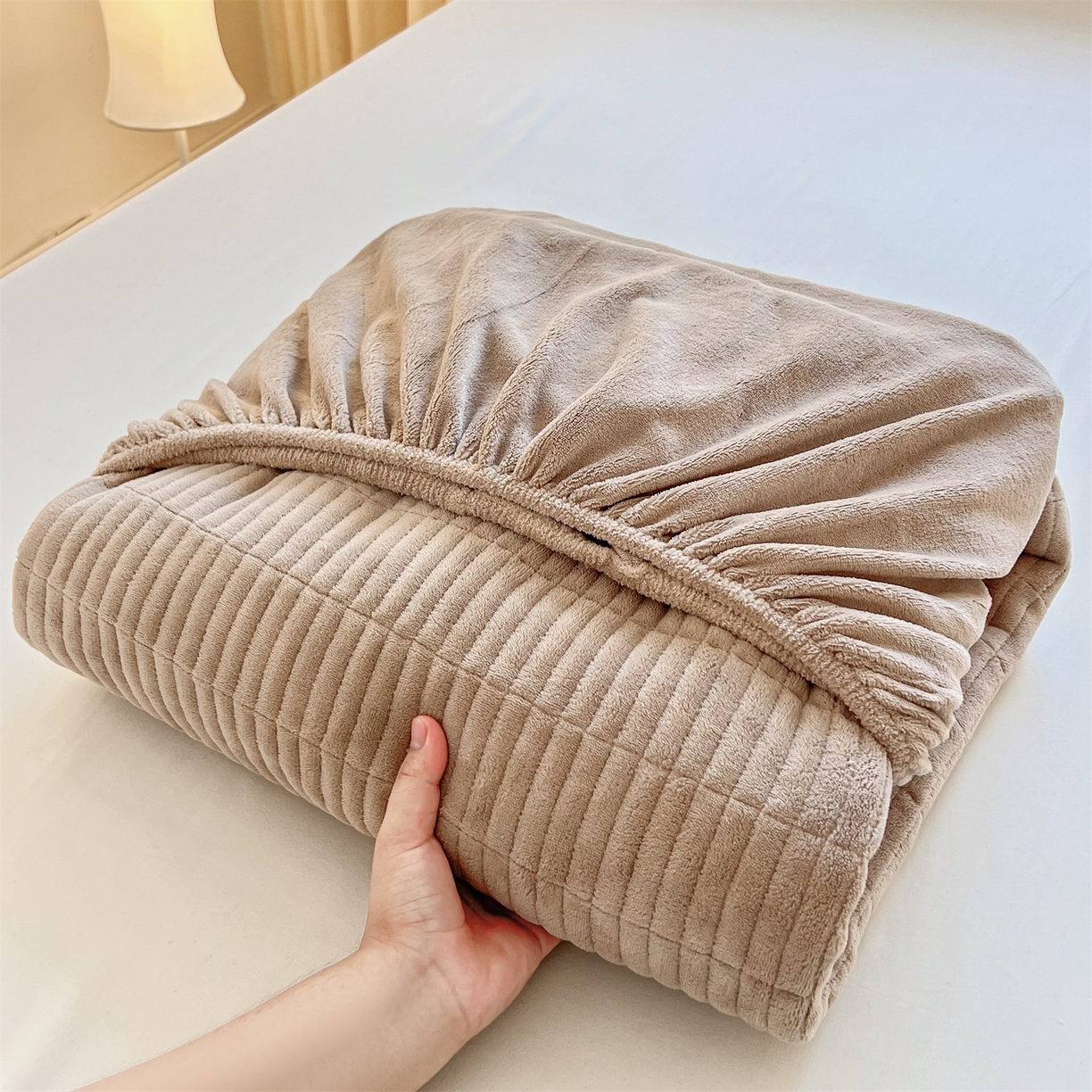 91家纺网 家纺一手货源 找家纺 曼町家居 2025新款秋冬加厚牛奶绒防滑单床笠系列 尤米-奶茶咖