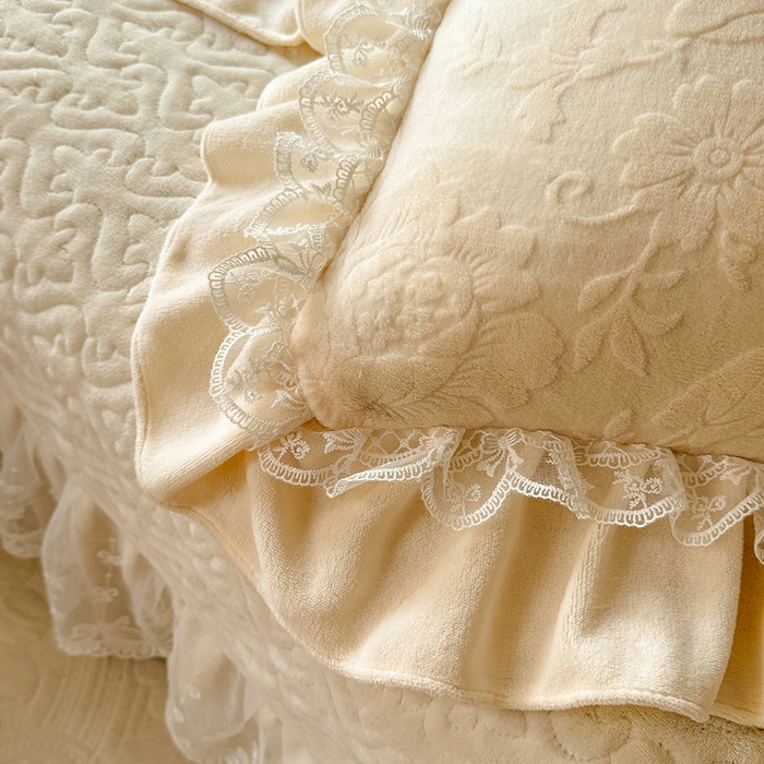 91家纺网 家纺一手货源 找家纺 绒棉世家 2025秋冬新款法式韩版花边款加厚牛奶绒双面宝宝绒四件套 秘密花园-米白