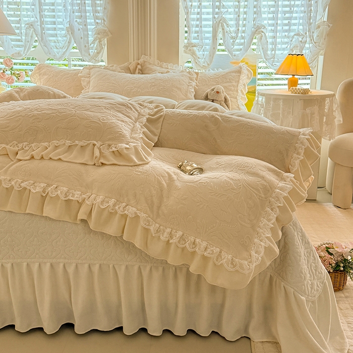 91家纺网 家纺一手货源 找家纺 绒棉世家 2025秋冬新款法式韩版花边款加厚牛奶绒双面宝宝绒四件套 秘密花园-米白