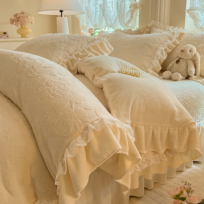 91家纺网 家纺一手货源 找家纺 绒棉世家 2025秋冬新款法式韩版花边款加厚牛奶绒双面宝宝绒四件套 秘密花园-米白