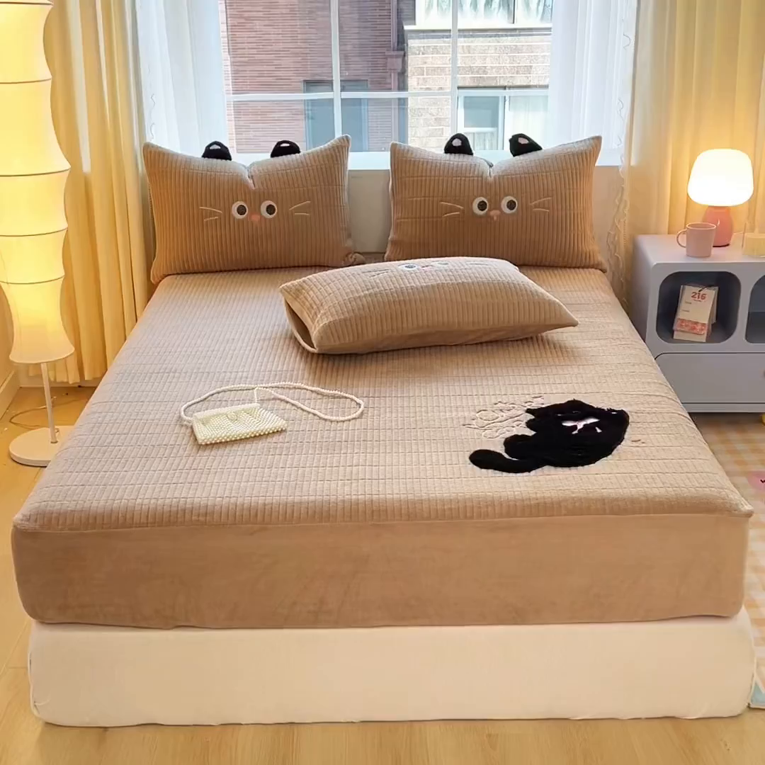 91家纺网 家纺一手货源 找家纺 曼町家居 2025新款秋冬加厚牛奶绒防滑单床笠系列 尤米-奶茶咖