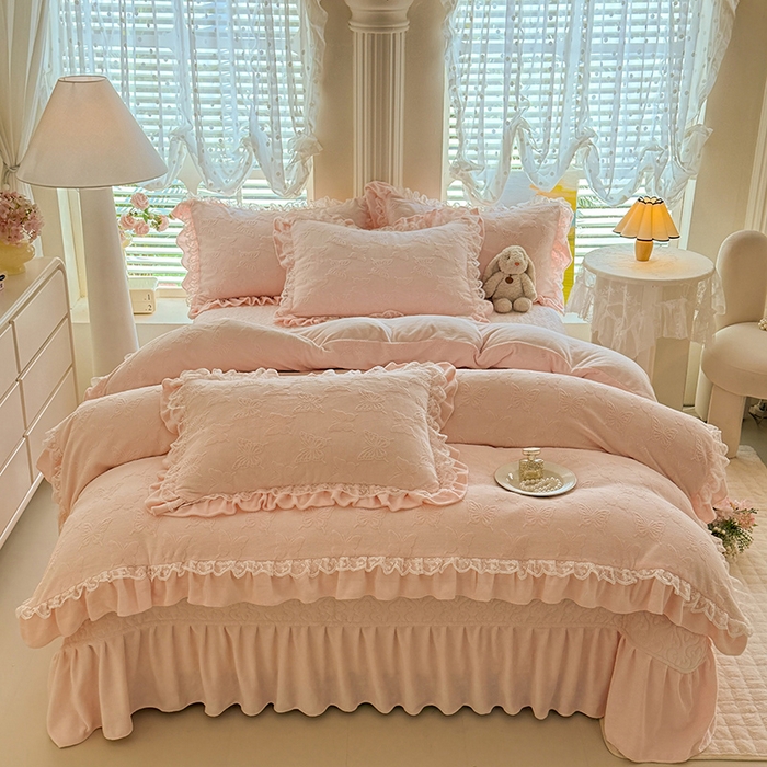 91家纺网 家纺一手货源 找家纺 绒棉世家 2025秋冬新款法式韩版花边款加厚牛奶绒双面宝宝绒四件套 艾薇尔-粉