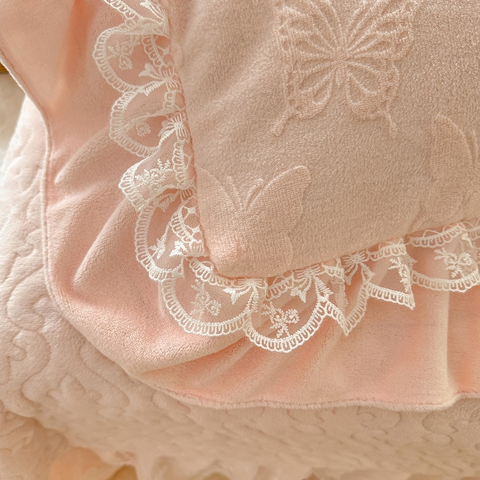 91家纺网 家纺一手货源 找家纺 绒棉世家 2025秋冬新款法式韩版花边款加厚牛奶绒双面宝宝绒四件套 艾薇尔-粉