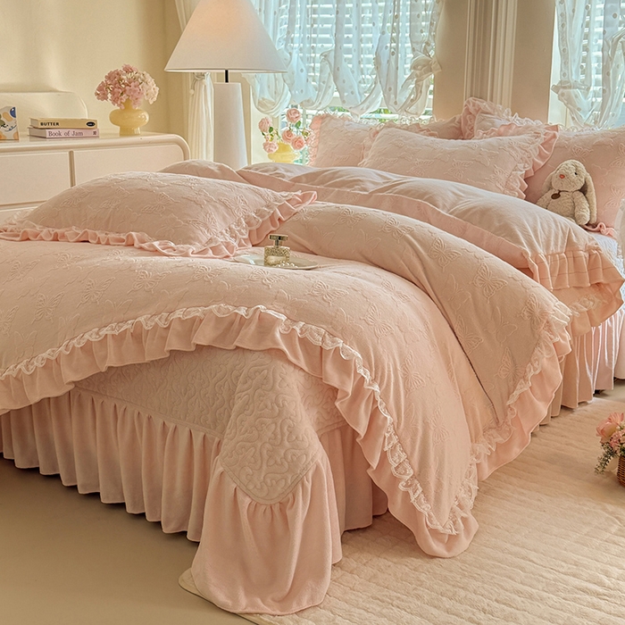 91家纺网 家纺一手货源 找家纺 绒棉世家 2025秋冬新款法式韩版花边款加厚牛奶绒双面宝宝绒四件套 艾薇尔-粉