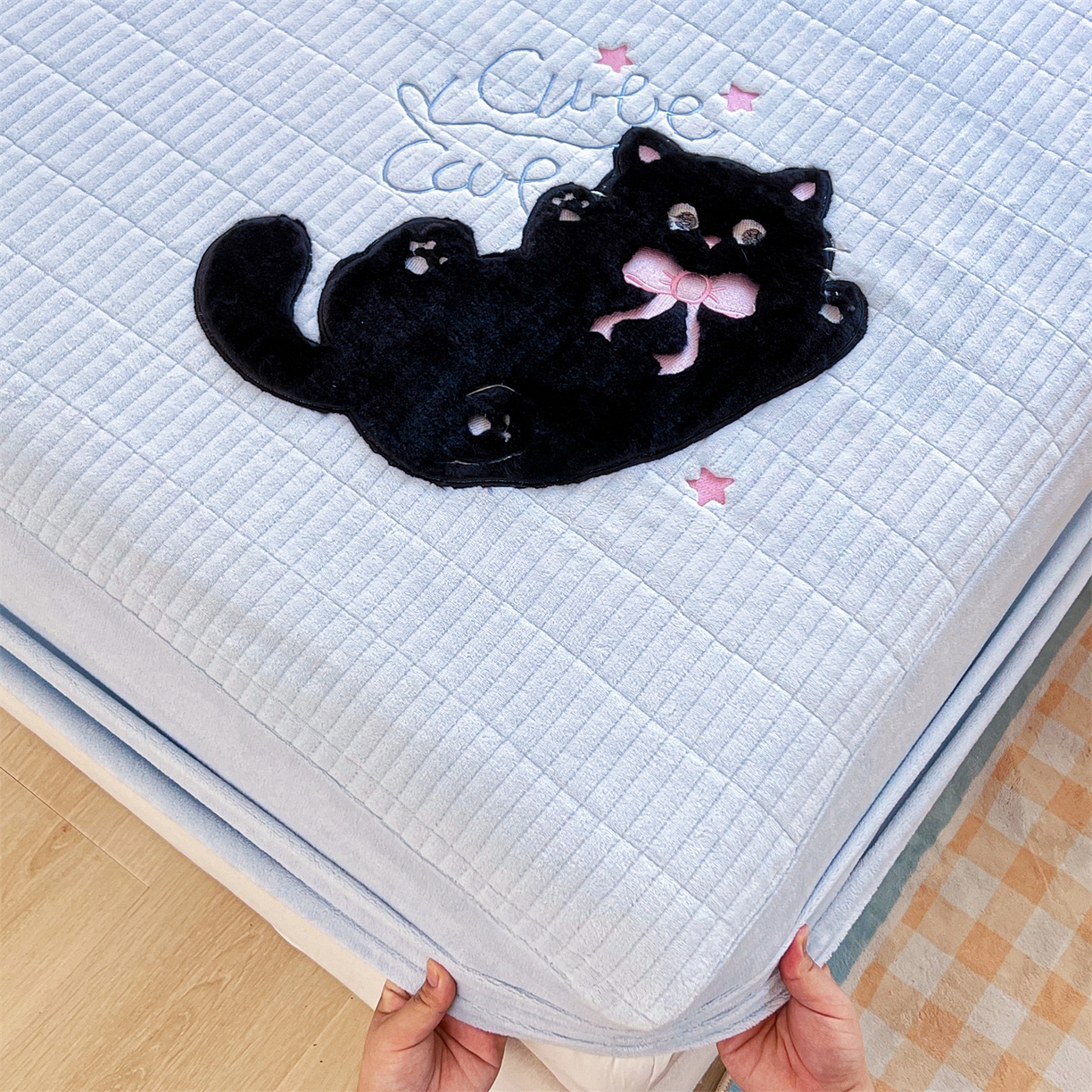 91家纺网 家纺一手货源 找家纺 曼町家居 2025新款秋冬加厚牛奶绒防滑单床笠系列 尤米-天空蓝