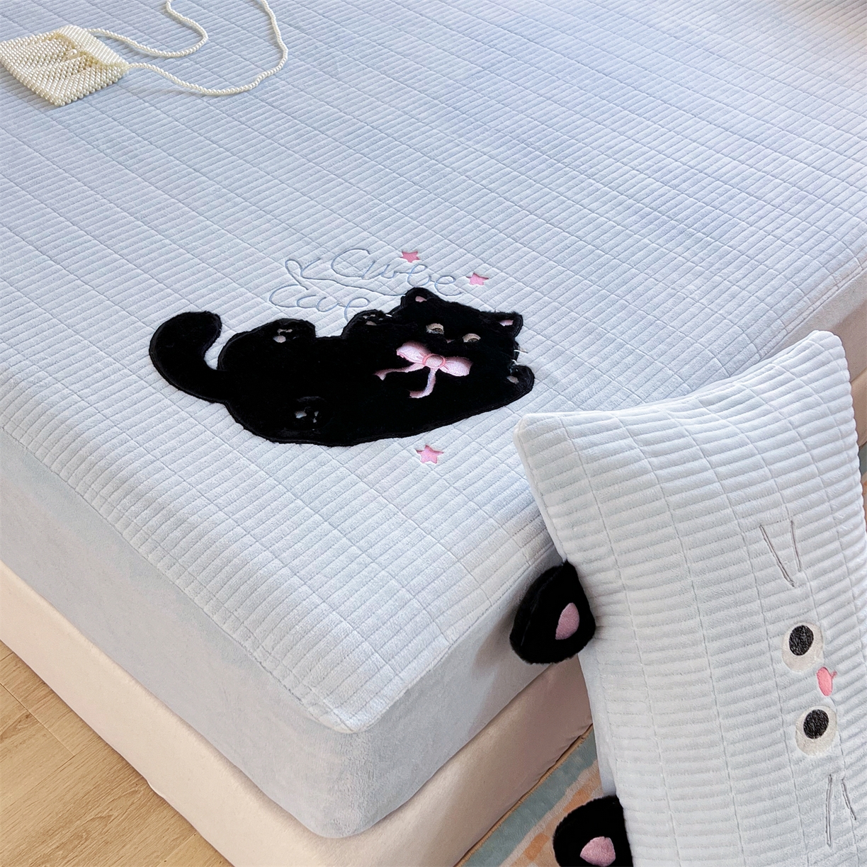 91家纺网 家纺一手货源 找家纺 曼町家居 2025新款秋冬加厚牛奶绒防滑单床笠系列 尤米-天空蓝