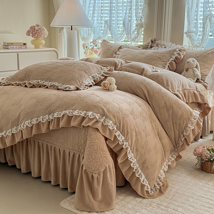 91家纺网 家纺一手货源 找家纺 绒棉世家 2025秋冬新款法式韩版花边款加厚牛奶绒双面宝宝绒四件套 艾薇尔-咖