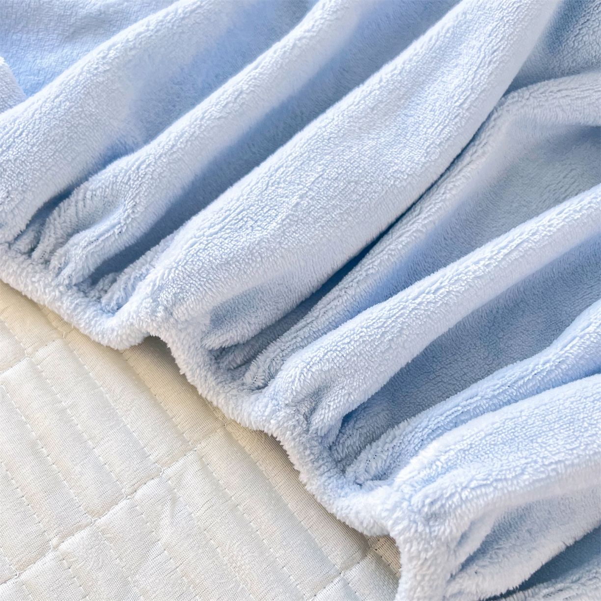 91家纺网 家纺一手货源 找家纺 曼町家居 2025新款秋冬加厚牛奶绒防滑单床笠系列 尤米-天空蓝