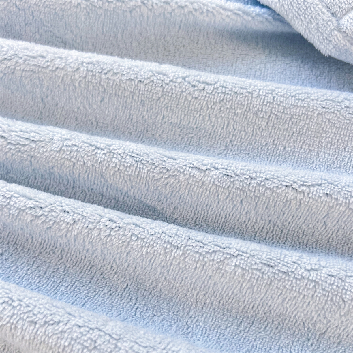 91家纺网 家纺一手货源 找家纺 曼町家居 2025新款秋冬加厚牛奶绒防滑单床笠系列 尤米-天空蓝