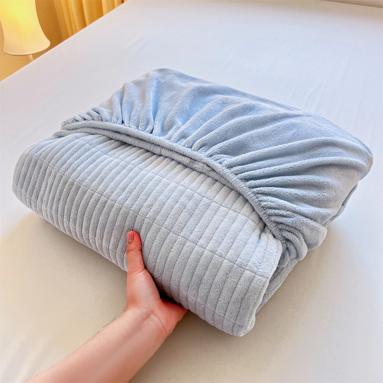 91家纺网 家纺一手货源 找家纺 曼町家居 2025新款秋冬加厚牛奶绒防滑单床笠系列 尤米-天空蓝