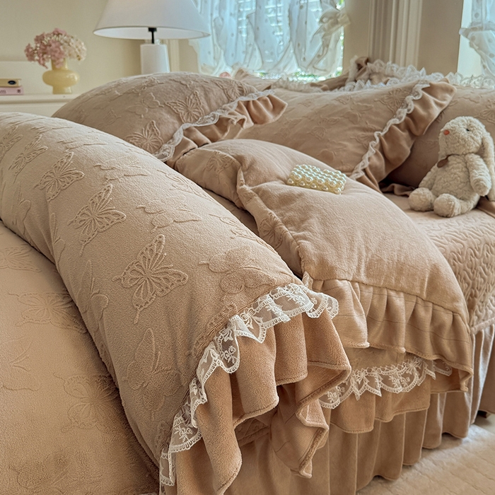 91家纺网 家纺一手货源 找家纺 绒棉世家 2025秋冬新款法式韩版花边款加厚牛奶绒双面宝宝绒四件套 艾薇尔-咖