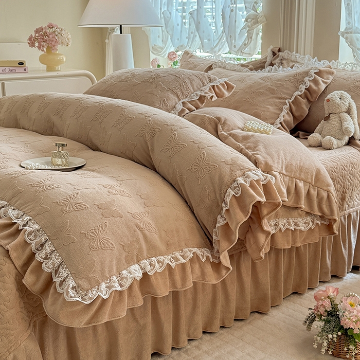 91家纺网 家纺一手货源 找家纺 绒棉世家 2025秋冬新款法式韩版花边款加厚牛奶绒双面宝宝绒四件套 艾薇尔-咖