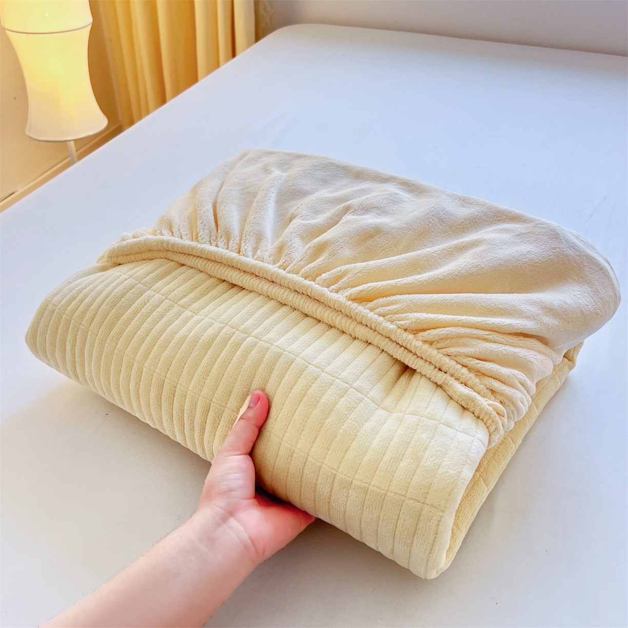 91家纺网 家纺一手货源 找家纺 曼町家居 2025新款秋冬加厚牛奶绒防滑单床笠系列 尤米-芝士黄