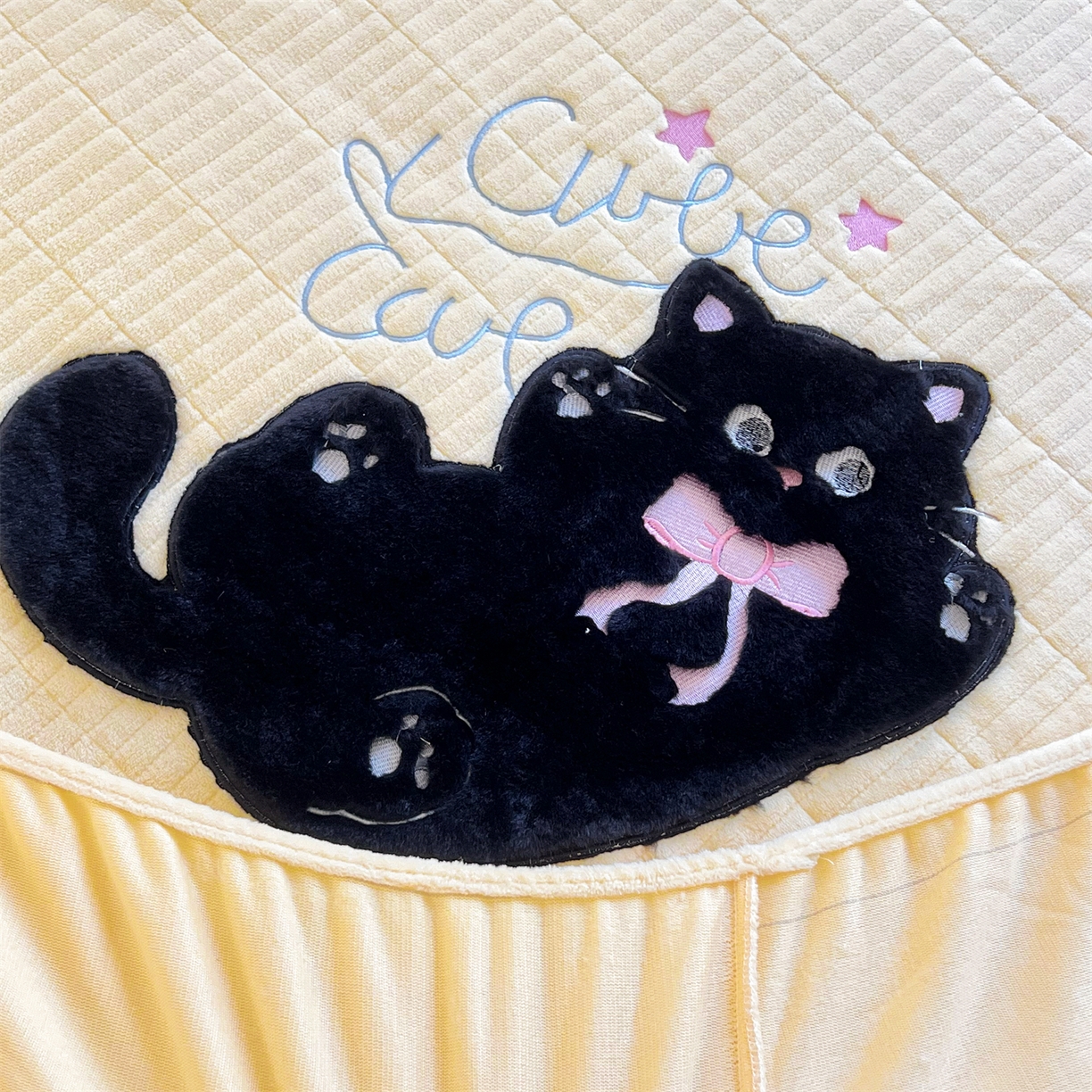 91家纺网 家纺一手货源 找家纺 曼町家居 2025新款秋冬加厚牛奶绒防滑单床笠系列 尤米-芝士黄