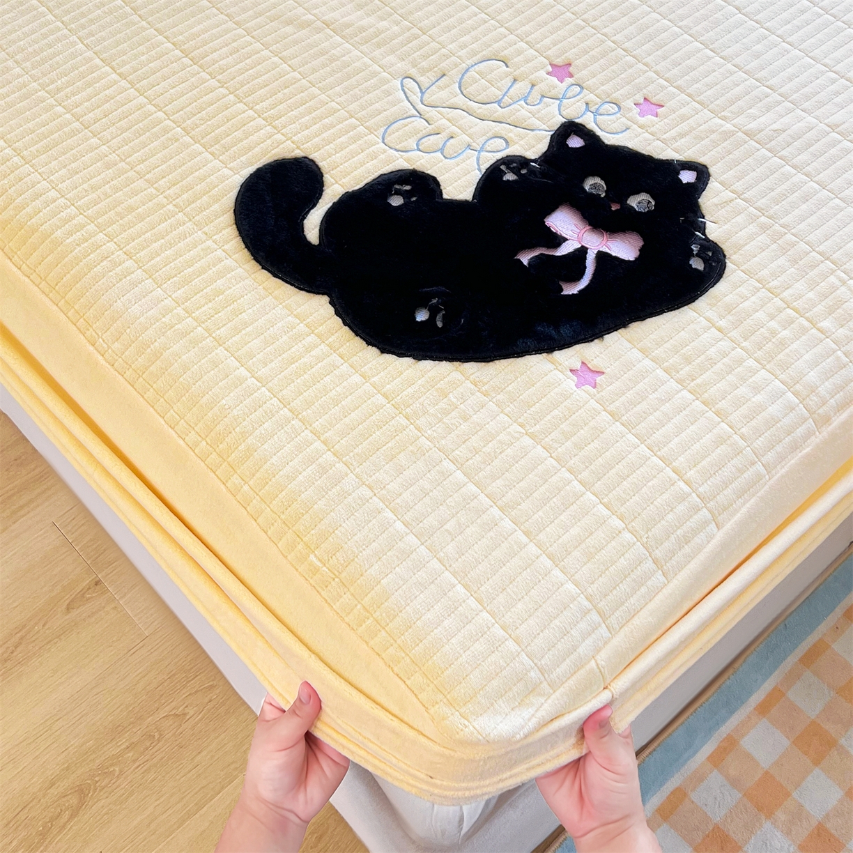 91家纺网 家纺一手货源 找家纺 曼町家居 2025新款秋冬加厚牛奶绒防滑单床笠系列 尤米-芝士黄