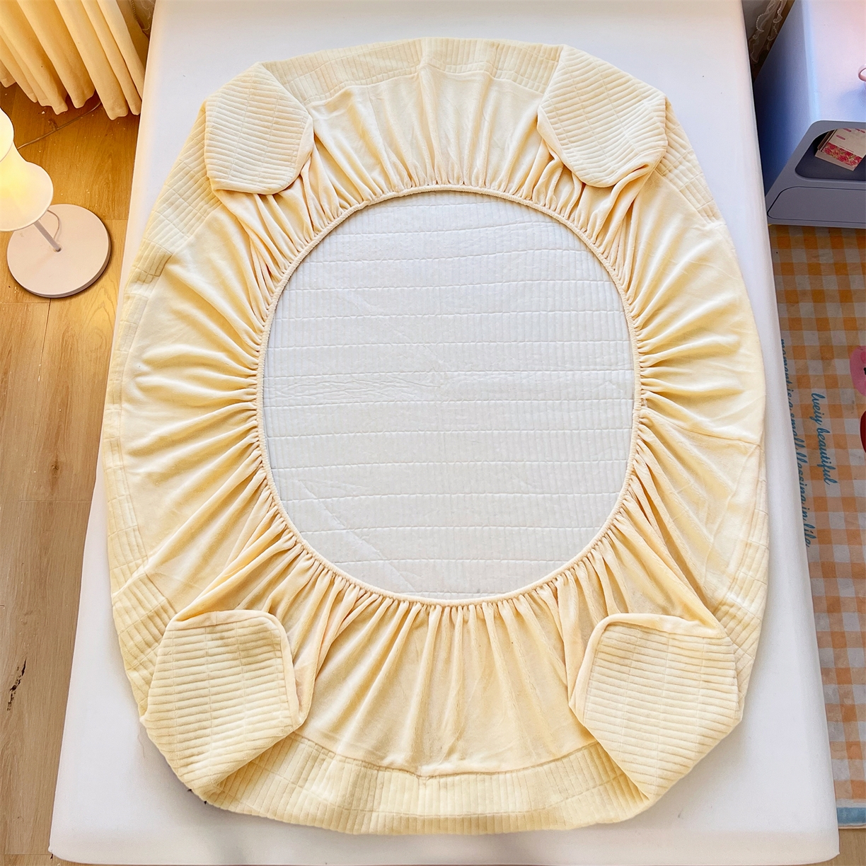 91家纺网 家纺一手货源 找家纺 曼町家居 2025新款秋冬加厚牛奶绒防滑单床笠系列 尤米-芝士黄