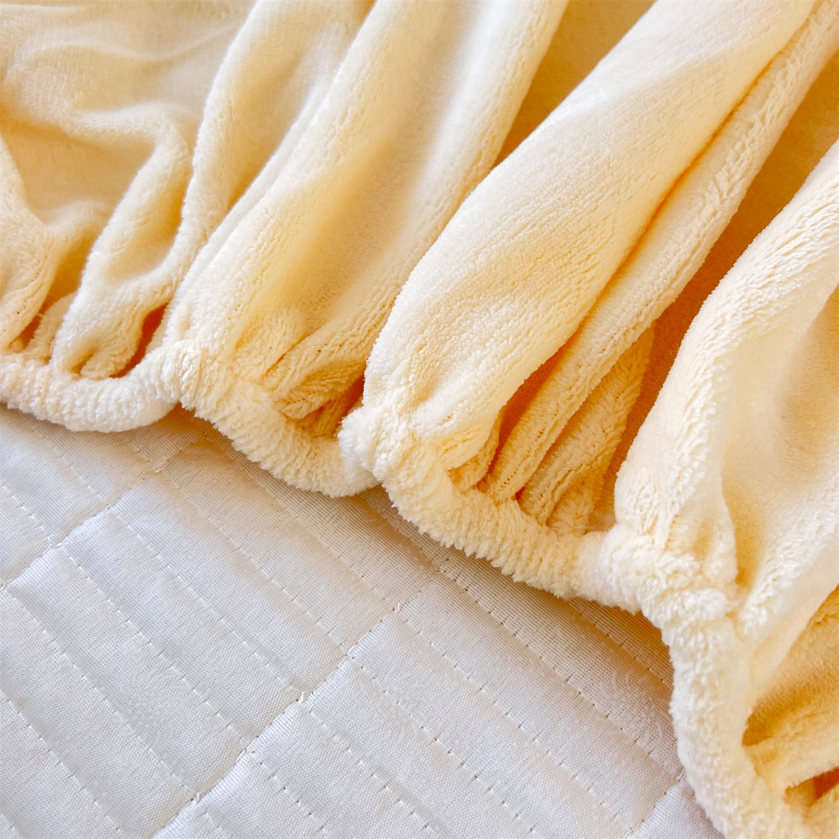91家纺网 家纺一手货源 找家纺 曼町家居 2025新款秋冬加厚牛奶绒防滑单床笠系列 尤米-芝士黄