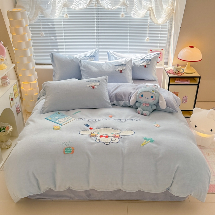 91家纺网 家纺一手货源 找家纺 沐辰 2025新款A类牛奶绒三丽欧毛巾绣四件套 假日云朵狗