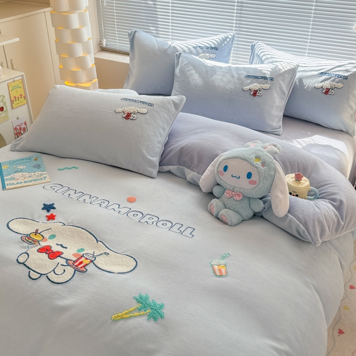 91家纺网 家纺一手货源 找家纺 沐辰 2025新款A类牛奶绒三丽欧毛巾绣四件套 假日云朵狗