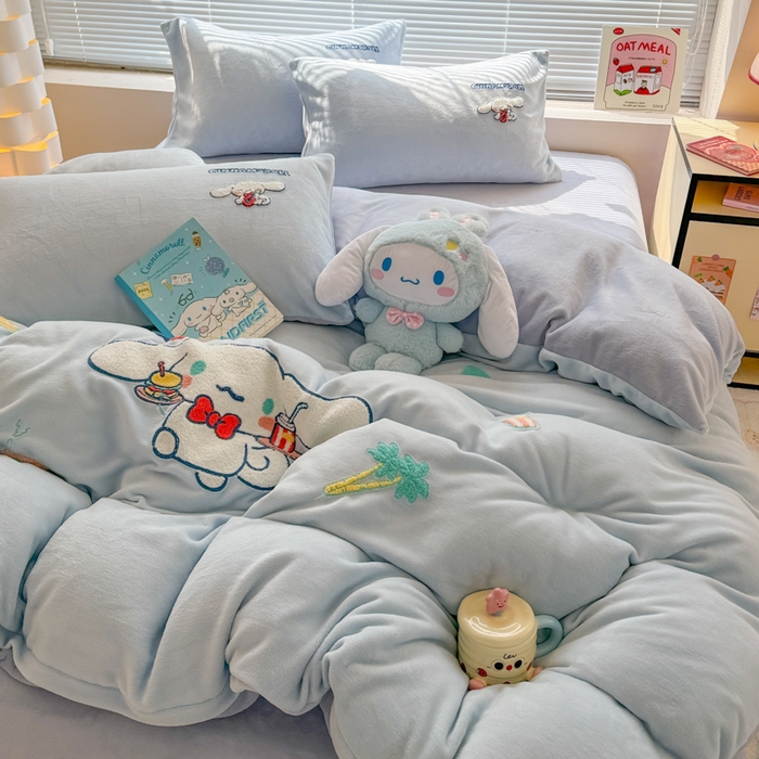 91家纺网 家纺一手货源 找家纺 沐辰 2025新款A类牛奶绒三丽欧毛巾绣四件套 假日云朵狗