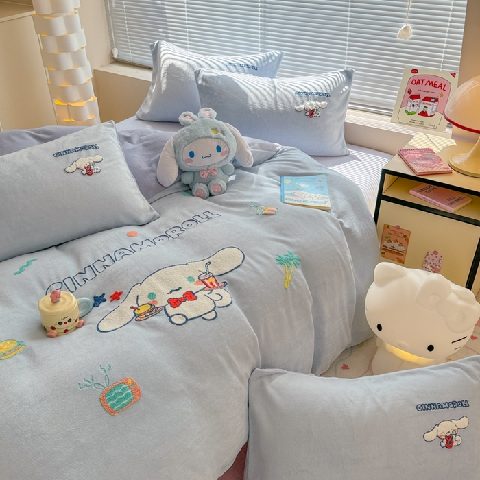 91家纺网 家纺一手货源 找家纺 沐辰 2025新款A类牛奶绒三丽欧毛巾绣四件套 假日云朵狗