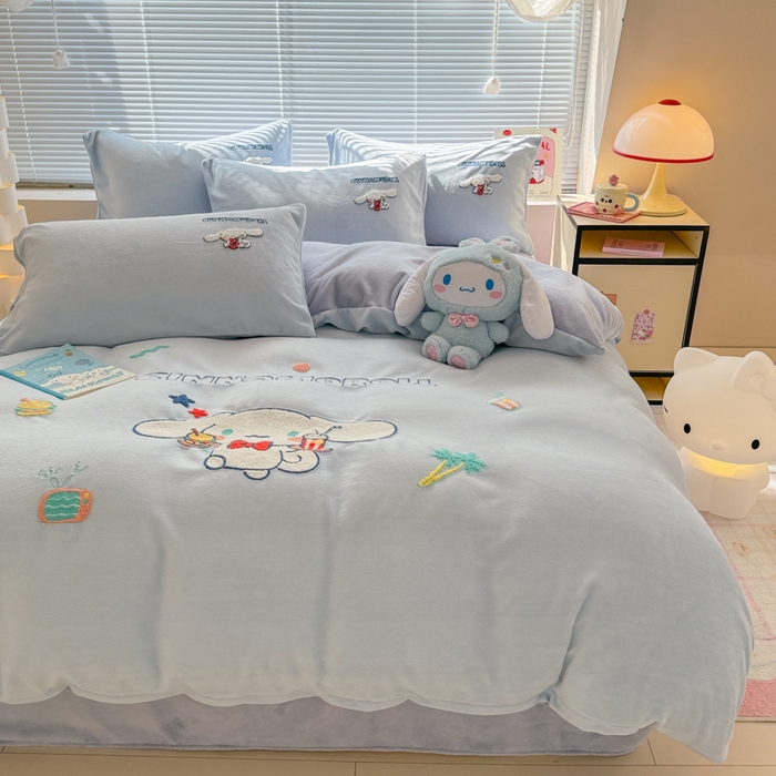 91家纺网 家纺一手货源 找家纺 沐辰 2025新款A类牛奶绒三丽欧毛巾绣四件套 假日云朵狗