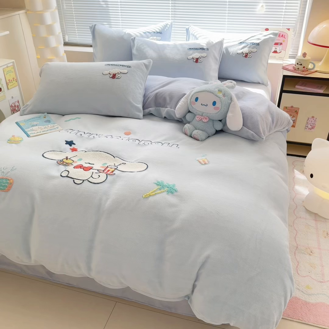 91家纺网 家纺一手货源 找家纺 沐辰 2025新款A类牛奶绒三丽欧毛巾绣四件套 假日云朵狗