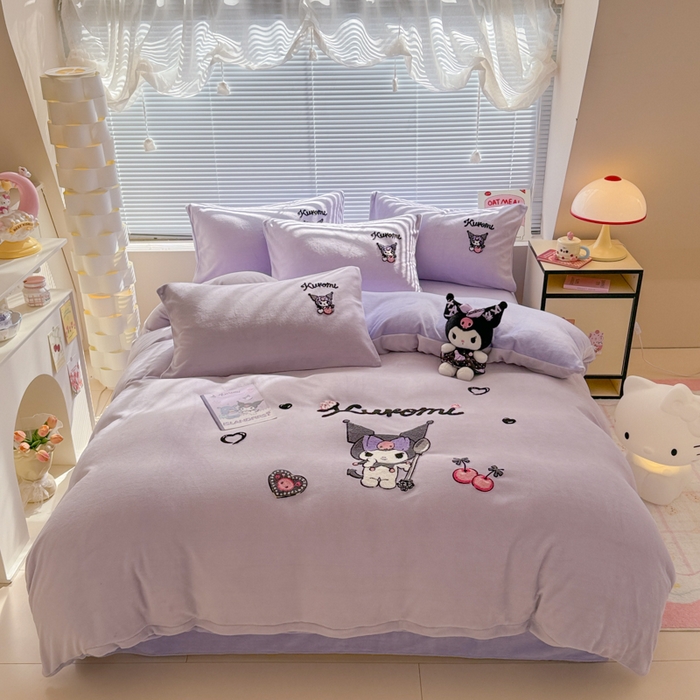 91家纺网 家纺一手货源 找家纺 沐辰 2025新款A类牛奶绒三丽欧毛巾绣四件套 酷酷库洛米