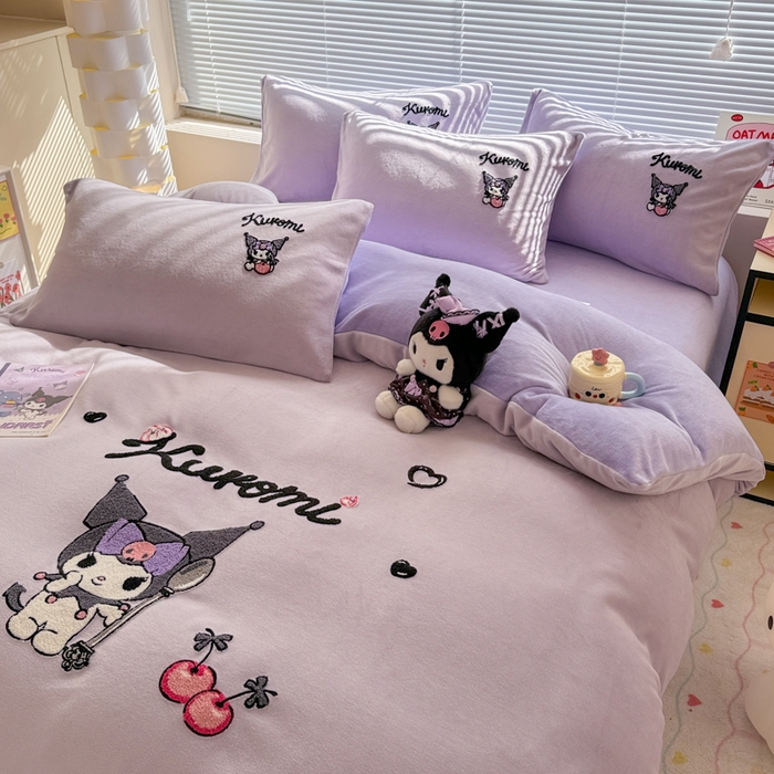 91家纺网 家纺一手货源 找家纺 沐辰 2025新款A类牛奶绒三丽欧毛巾绣四件套 酷酷库洛米