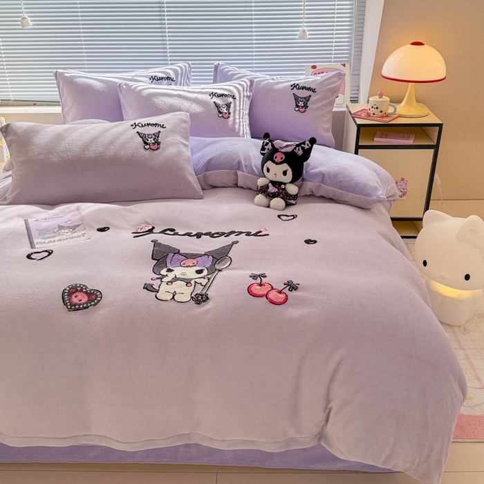 91家纺网 家纺一手货源 找家纺 沐辰 2025新款A类牛奶绒三丽欧毛巾绣四件套 酷酷库洛米