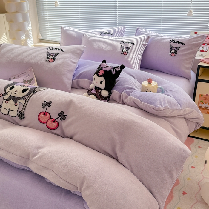 91家纺网 家纺一手货源 找家纺 沐辰 2025新款A类牛奶绒三丽欧毛巾绣四件套 酷酷库洛米