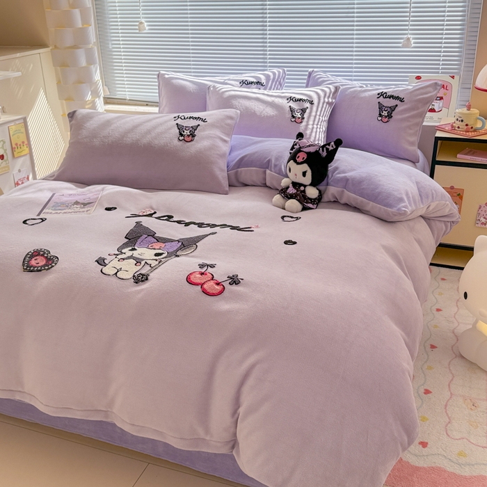 91家纺网 家纺一手货源 找家纺 沐辰 2025新款A类牛奶绒三丽欧毛巾绣四件套 酷酷库洛米