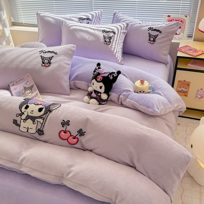 91家纺网 家纺一手货源 找家纺 沐辰 2025新款A类牛奶绒三丽欧毛巾绣四件套 酷酷库洛米