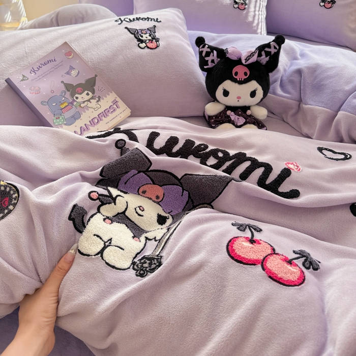 91家纺网 家纺一手货源 找家纺 沐辰 2025新款A类牛奶绒三丽欧毛巾绣四件套 酷酷库洛米