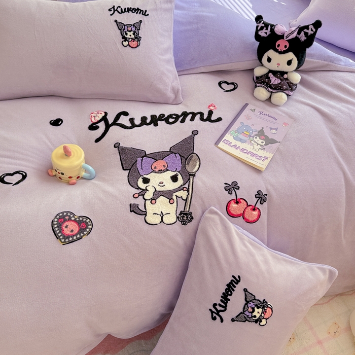 91家纺网 家纺一手货源 找家纺 沐辰 2025新款A类牛奶绒三丽欧毛巾绣四件套 酷酷库洛米