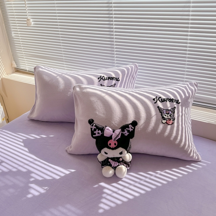 91家纺网 家纺一手货源 找家纺 沐辰 2025新款A类牛奶绒三丽欧毛巾绣四件套 酷酷库洛米