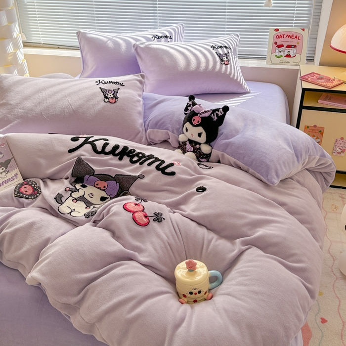 91家纺网 家纺一手货源 找家纺 沐辰 2025新款A类牛奶绒三丽欧毛巾绣四件套 酷酷库洛米